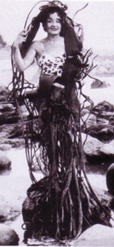 Mauja Mallo con manto de algas-Chile ca1945