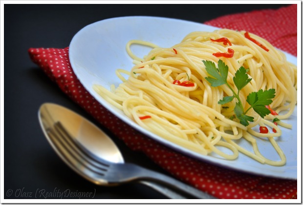 Szybki obiad – spaghetti z czosnkiem, oliwą i ostrą papryką (aglio e olio)