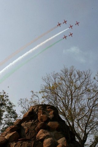 20110305-Indian-Air-Force-Surya-Kiran-Aerobatics-Wallpaper-02-TN
