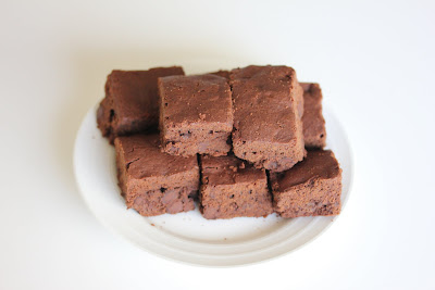overhead photo of a plate of brownies