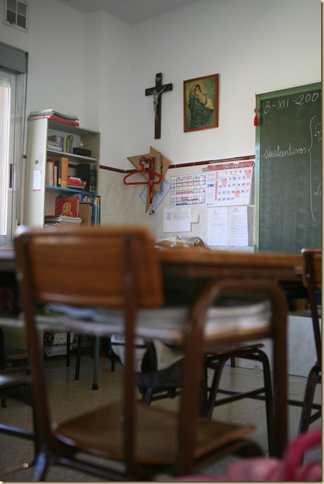 091201 MADRID Crucifijo en un aula del colegio Santa Maria del Carmen PUBLICO Reyes Sedano