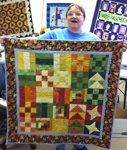 [0910 Marcia and her quilt[2].jpg]