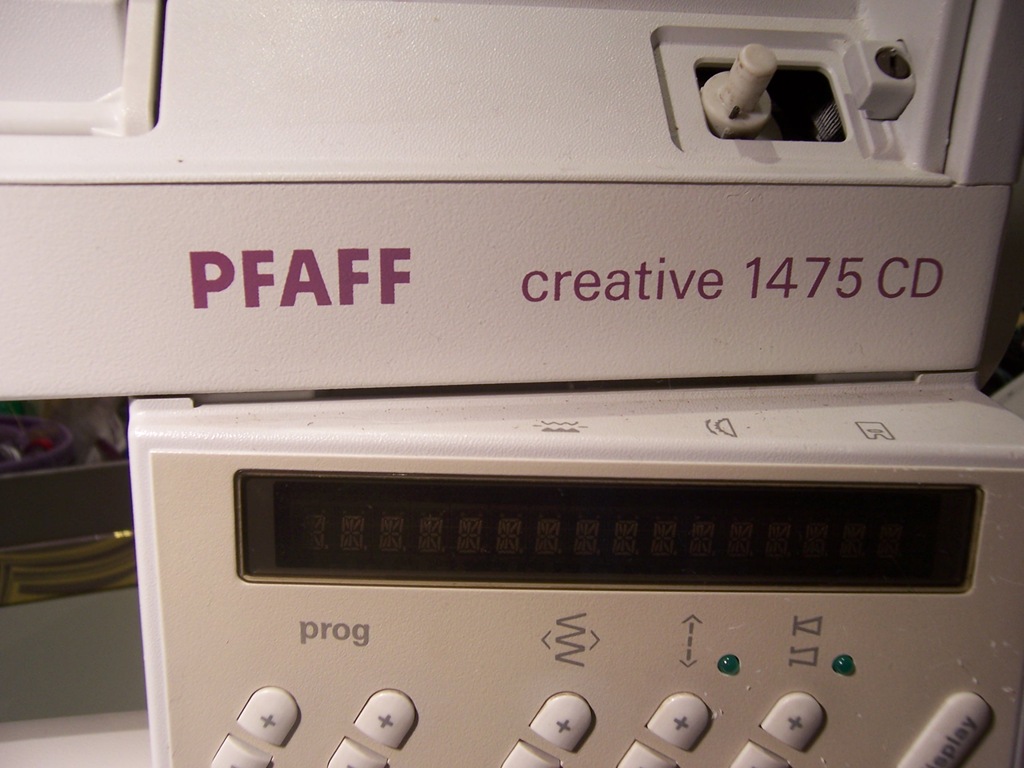 [Pfaff machine[3].jpg]