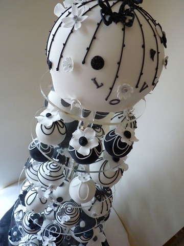 [Bauble Cake Black and White close up[2].jpg]