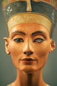 [Nefertiti bust[4].jpg]