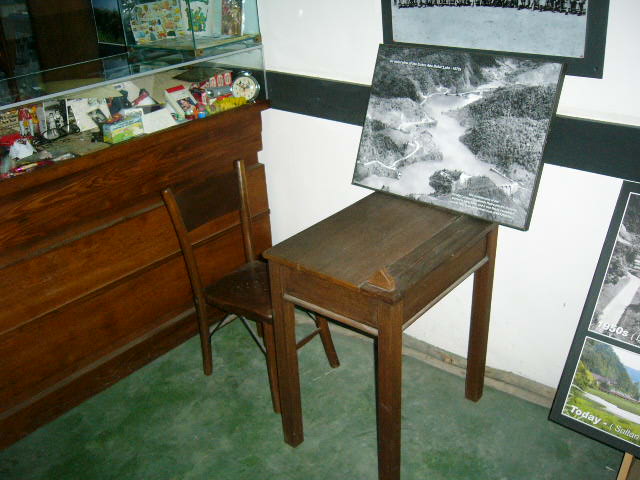 据我母亲说，这一套桌椅正是她念小学时所用的那一款。