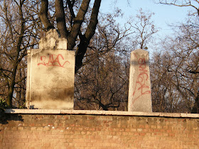 Fekvése [szerkesztés]  A sírkert az egykori Kerepesi országút (a mai Kerepesi út nyomvonala) közelében, Budapest VIII. kerületében található, a Fiumei út 16. szám alatt. Nyugatról a Fiumei út, délről a Salgótarjáni út, keletről az Asztalos Sándor utca, északról pedig a 2007-ben átadott Arena Plaza határolja. Területe 56 hektárt foglal el, ebből 24 hektár parkosított.[forrás?] A sírkert bejárata az é. sz. 47° 29’ 45’’ és k. h. 19° 5’ 3’’, mértani középpontja (Antall József sírhelye közelében) az é. sz. 47° 29’ 41’’ és k. h. 19° 5’ 28’’ pontján található. Részei [szerkesztés]  Magyar Nemzeti Panteon, munkásmozgalmi panteon, az 1848-49-es szabadságharcok sírkertje, a Magyar Tudományos Akadémia sírkertje, a művészparcella, az 1956-os forradalom és szabadságharc hőseinek sírkertje. Története [szerkesztés]  A temető megnyitása [szerkesztés] Az 1840-es évek közepén szembesült Pest városa azzal a gonddal, hogy az addig a város fő temetkezési helyeinek számító Váci úti (vagy Terézvárosi), Ferencvárosi és Józsefvárosi temetők helyhiánnyal küszködnek. 1847. június 15-én a magisztrátus a város akkori határában, a Kerepesi országút déli oldalán jelölte ki az új temető (Neuer Friedhof vagy Kerepescher Friedhof) helyét, amely a mainál jóval nagyobb területet, mintegy 130 hektárt foglalt el. A helyválasztás nem volt minden előzmény nélküli: a leendő sírkert szomszédságában már volt egy katonai (Militär Friedhof), valamint egy régen felhagyott, korábbi temető is. Az első szórványos – főleg ortodox szertartású – temetésekre ugyanezen év júliusától került sor, de az új pesti temetőt hivatalosan csak két évvel később, 1849. április 1-jén nyitották meg. Az első hivatalos temetési ceremóniát április 12-én rendezték meg. A pesti polgárok nem fogadták nagy lelkesedéssel az új sírkert megnyitását. Nem csupán az 1848–49-es forradalom és szabadságharc Pestet érintő hadmozdulatai nehezítették meg igénybevételét, de megközelítése sem volt könnyűnek mondható. A város legutolsó házai épphogy elérték a mai Nagykörút vonalát, s az azon túl elterülő szőlőskerteken át, nehezen járható dűlőutakon lehetett csak eljutni a temetőhöz. Jóllehet, az április 6-ai isaszegi csatát követően megsebesült, s a Rókus kórházban elhunyt honvédeket itt temették el állami végtisztességadás keretében, a pesti polgárság továbbra is inkább a túlzsúfolt pesti vagy a budai sírkertekben temetkezett. Pest köztemetője [szerkesztés]   Kisfaludy Károly síremléke a Kerepesi úti temetőben Az 1850-es évektől azonban mind többen vásároltak családi sírhelyet a Kerepesi temetőben. A városvezetés téglafalat emelt a terület köré, s a fal mentén elkészültek a pesti polgárság első, ma is látható sírboltjai. A temetőt felparcellázták, kinőttek a földből az első kiszolgálóépületek (őrház, csontfülke, kápolna, halotti kamrák), s a temető kezelését kiadták egy Hochhalt György nevű vállalkozónak. A felszámolás előtt álló Váci úti temető halottait, valamint a Józsefvárosi temető nevezetesebb sírjait átszállították a Kerepesi útiba. Az egyik legnevezetesebb újratemetés Kisfaludy Károlyé volt 1859. november 21-én, de botrányoktól sem volt mentes az 1876-ig elhúzódó munka: végleg elkallódtak például Révai Miklós nyelvész (1750–1807), Miller Jakab Ferdinánd történész (1749–1823), Bihari János zeneszerző (1764–1827), Vitkovics Mihály író (1778–1829) és Megyeri Károly színész (1798–1842) földi maradványai. Az 1850-es évek második felétől egyre több pesti polgár végső nyugvóhelyévé vált a Kerepesi úttól délre fekvő terület. A bérlő azonban a sírkert állapotára és a parkosításra nem fordított kellő figyelmet, ezért a városvezetés 1860-ban a jogokat visszavette Hochhalttól. A sírkertet június 23-án köztemetővé nyilvánították, egyúttal gondoskodtak a többi pesti temető végleges bezárásáról is. A Kerepesi temető kezelését a város vette át, s Walthier G. Antalt bízták meg egy részletes rendezési terv kidolgozásával. Walthier a tervezettel 1865-re készült el, amelyben már helyet kapott a gondolat: dísztemetővé fejleszteni a Kerepesi úti temetőt. A felszámolt pesti temetőkből átszállított „nagy halottak” kitüntetett figyelem és díszes külsőségek között történő újratemetése adta meg a gondolat alapját, emellett a fal melletti sírboltokban nyugodtak már a sírkert fennállásának első évtizedeiben is olyan notabilitások, mint Röck István gyártulajdonos (1775–1850), Vörösmarty Mihály költő (1800–1855), Bajza József költő (1804–1858). Különösen sokat emelkedett a temető presztízse 1860-ban, amikor ide temették el a pesti diákok Habsburg-ellenes tüntetésén halálos sebet kapott joghallgatót, Forinyák Gézát, akinek gyászszertartása nagy tömegeket megmozgató, politikai szimpátiatüntetéssé vált. Az 1860-as évektől a város vezető tisztségviselőinek, a tudományos és a művészvilág nagyjainak, a gazdasági élet prominenseinek döntő többsége a Kerepesi úti temetőben lelt végső nyughelyre. Ekkor jelentek meg az első művészi igényű síremlékek, Izsó Miklós, Huszár Adolf, Engel József és mások alkotásai (a későbbi évtizedek sírszobrai között megtalálhatóak Donáth Gyula és Zala György munkái), és ekkor tervezték az esetenként csak jóval később felépült első mauzóleumokat is (például az Ybl Miklós tervei alapján 1872-ben felépült Ganz-mauzóleum). A 19. század második felében, majd egészen az első világháborúig a Gerenday Antal műszobrász, majd utódai által vezetett sírkőcég kapta a legtöbb megrendelést az ide temetkező politikusok, mágnások, tudósok, művészek családjaitól, és nem utolsósorban a polgárságtól: a Gerenday-cég által többnyire Olaszországból beszállított obeliszkek, sírkövek (egyedi és sorozatdarabok egyaránt) gondoskodtak a Kerepesi úti sírkert valóban reprezentatív megjelenéséről. 1874-ben – noha rendelet írta elő, hogy a köztemetőben a felekezetek nem temetkezhetnek egymástól elkülönülve – leválasztottak és fallal elkerítettek egy 55 hektáros részt a sírkert területéből, és megnyitották a Salgótarjáni úti zsidó temetőt, amely a Váci úti és a Lehel utcai izraelita temetőt volt hivatott tehermentesíteni. A terület azonban hamar megtelt sírokkal, és a második világháború után már csak elvétve került sor temetési szertartásra, addig azonban a pesti zsidóság legprominensebb alakjai temetkeztek ide: Wahrmann Mór politikus (1832–1892), Wodianer Fülöp könyvkiadó (1820–1899), Kaufmann Dávid vallásfilozófus (1852–1899), Weiss Manfréd gyáriparos (1857–1922), Fényes Adolf festőművész (1867–1945) és mások. A nemzet dísztemetője [szerkesztés] Az 1867-es kiegyezést követően fordulat állt be a Kerepesi úti temető történetében, amely a sírkert tényleges nemzeti panteonná válásához vezetett. A szabadságharc áldozatait és a Bach-korszak önkényének vértanúit csak ezt követően lehetett jeltelen sírjaikból kiemelni, és méltó keretek között nyugalomra helyezni. Az 1867-es évtől kezdődően vezetnek feljegyzéseket a temetésekről. Több kisebb jelentőségű újratemetést követően 1870. június 9-én került sor az első felelős magyar kormány 1849-ben kivégzett vezetője, gróf Batthyány Lajos temetési szertartására (mauzóleuma Schickedanz Albert tervei alapján 1874-re készült el). Eddigre a temető végleges (lényegében ma is fennálló) parcellaszerkezete kialakult, s a terület parkosítása is előrehaladott állapotban volt. Emellett azzal az aktussal, hogy a nemzeti kánonban a „legdrágább halottként” tisztelt Batthyány hamvait itt helyezték végső nyugalomra, elhárult minden akadály és egyenesen hazafiúi kötelesség volt a Kerepesi úti sírkert nemzeti panteonná nyilvánítását sürgetni minden fórum előtt. Ezt 1871-ben Feszl Frigyes meg is tette, s azt javasolta, hogy a párizsi Père Lachaise temető mintájára szűnjön meg a sírkert köztemetői jellege, s csak a nemzet nagyjai, a kimagasló eredményeket elért honfiak és honleányok (illetve családtagjaik) temetkezhessenek a Kerepesi úton. Nem volt a gondolat minden előzmény nélküli, 1841-ben már gróf Széchenyi István is felvetette egy nemzeti „üdvlelde” alapításának gondolatát, de láttuk azt is, hogy a Kerepesi úti temető történetét a kezdetektől fogva meghatározta egy ebbe az irányba mutató törekvés. A döntés azonban lassan született meg, s az sem gyorsította fel, hogy 1876. február 3-án itt temették el a nemzet másik nagy alakját, a haza bölcsét, Deák Ferencet. Mauzóleumát Gerster Kálmán tervezte, s csak 1884–1887 között épült fel, de évtizedekig – a Kossuth-mauzóleum 1903. évi elkészültéig – ez volt a sírkert szimbolikus középpontja, a környező parcellák pedig a legkelendőbb, s egyszersmind a legköltségesebb díszsírhelyeknek adtak helyet. Az ezt követően eltelt évek temetkezési gyakorlata azt bizonyította, hogy – ha hivatalosan nem is, de a köztudatban – a Kerepesi temető a nemzet panteonja: az 1870-es–1880-as években az élők soraiból távozott nagyjaink sokaságát temették el itt. Csak a legnevezetesebbek közül néhány: Toldy Ferenc irodalomtörténész (1805–1875), Fogarasi János nyelvész (1801–1878), Szigligeti Ede drámaíró (1814–1878), Arany János költő (1817–1882), Táncsics Mihály író-politikus (1799–1884), Feszl Frigyes építész (1821–1884); hosszas felsorolás helyett a további neveket lásd a „Nevezetes halottak” fejezetben. Végül a városvezetés 1885-ben érezte elérkezettnek az időt arra, hogy hivatalossá is tegye a sírkert státusát: ekkor nyilvánították dísztemetővé, és arról is rendelkeztek, hogy a nehéz anyagi körülmények között élő (és elhunyt) tudósok, művészek számára ingyenes szertartást és díszsírhelyet biztosítsanak. Hogy a város ne maradjon köztemető nélkül, tehermentesítésére 1886 májusában Kőbányán megnyitották a 183 hektáros Új köztemetőt. A Kerepesi úti dísztemetőben értelemszerűen megritkultak a temetések, számuk évenként ötszáz körül mozgott (s ezek nagy része is a már meglévő családi sírboltokat érintette). A temető a 20. században [szerkesztés] A művészparcella kialakítására 1928-ban került sor. A második világháborúban a temető súlyos sérüléseket szenvedett. 1952-ben megkezdték a felszámolását, azonban Sztálin halála után a Fővárosi Tanács döntése alapján megkezdték a Nemzeti Panteon kialakítását. 1956. október 6-án itt került sor Rajk Lászlónak és több rehabilitált kivégzett politikusnak az újratemetésére.