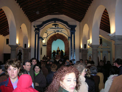 Otra foto en el que se aprecia el interior de la ermita de la Virgen de Luna, el 19 de febrero de 2006, día de la Romería. Foto: POZOBLANCO NEWS, la actualidad y las noticias de Pozoblanco. www.pozoblanconews.blogspot.com