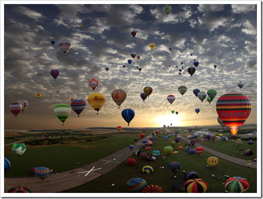 Balões coloridos, nuvens no céu