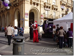 Langbenet julemand i Valletta