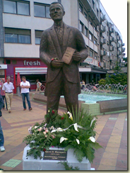 Άγαλμα του Κρίστε Μισίρκωφ στην πλατεία Πέλλα στο κέντρο της πόλης των Σκοπίων Споменикот на Крсте Мисирков на плоштадот Пела, во центарот на Скопје