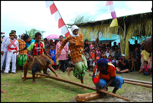 Kokas, Bamboo Dance