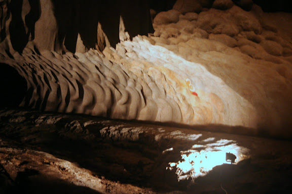 难道这个洞穴是巨人用汤匙挖出来的？