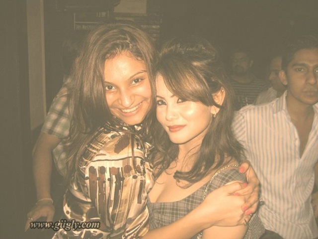 [dimpy-ganguly-private-party-leaked-pictures-5[2].jpg]