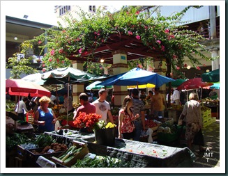 DSC03320-BIS-Funchal-marché aux fruits cour intérieure BW