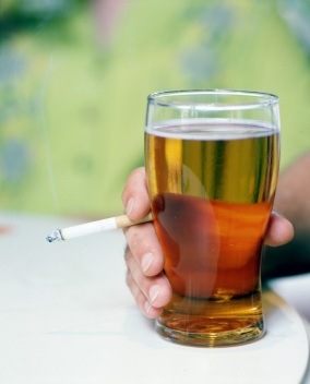 [smoking-cigarette-and-beer-in-pint-glass-ajhd1[16].jpg]