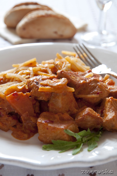 Гуляш с картофелем жюльен