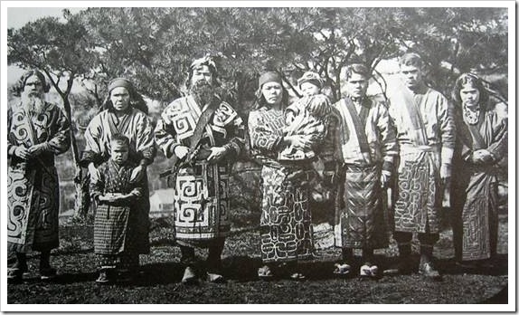 1904年攝於東京的阿伊努人