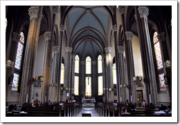 「St. Anthony of Padua Cathedral」（帕多瓦聖安東尼大教堂） ，是羅馬天主教會在伊斯坦堡最大的教堂，建築雄偉不凡，聖龕後三面彩色玻璃落地窗尤其可觀。