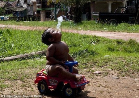 هاردي ريزال أصغر طفل مدخن في العالم