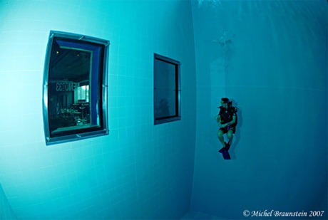 inside deep pool - داخل المسبح العميق