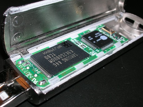 USB flash drive - ذاكرة الفلاش ميموري