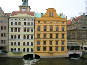 022 - Casas sobre el río Moldava.JPG