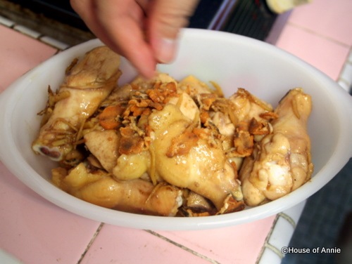 [adding salted fish to chicken before steaming[2].jpg]