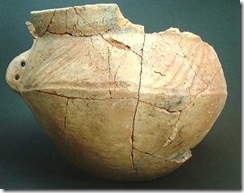 vasija de perfil bitroncocónico con decoración de acanaladuras en el hombro edad del hierro