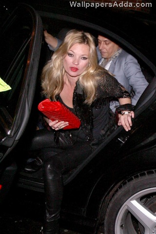 [braless+Kate+Moss+flashes+little+more+smile+7uvDKe3PnVQl[2].jpg]