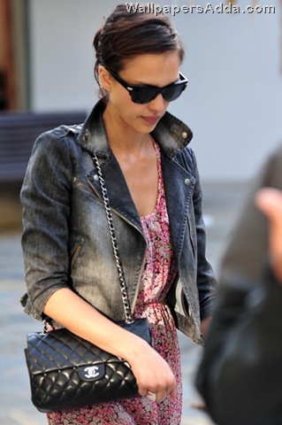 [Jessica+Alba+Out+Meeting+Brentwood+W7NVRngGLA4l[2].jpg]