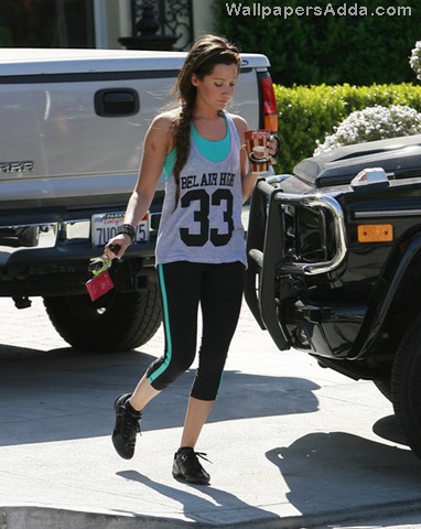 [Ashley+Tisdale+Arriving+Equinox+Gym+R7t1KGWY9kBl[2].jpg]