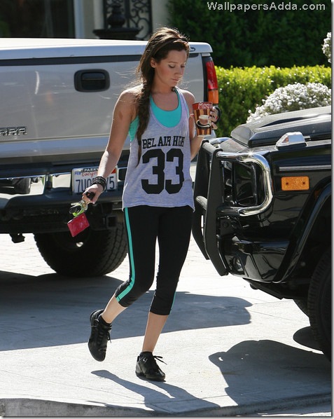 Ashley Tisdale Arriving Equinox Gym R7t1KGWY9kBl