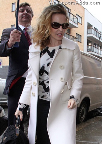 [Kylie+s+white+coat+wy0KGG8FcoHl[2].jpg]