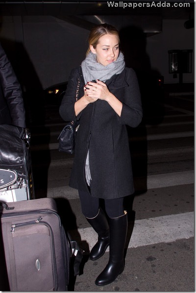 Lauren bundles up MVBRfzCDOTOl