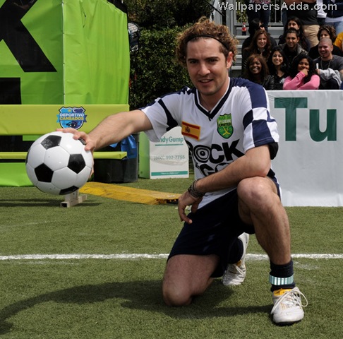 [MTV+Tr3s+Rock+N+Gol+World+Cup+Kick+Off+E0wZ9GynVJfl[3].jpg]