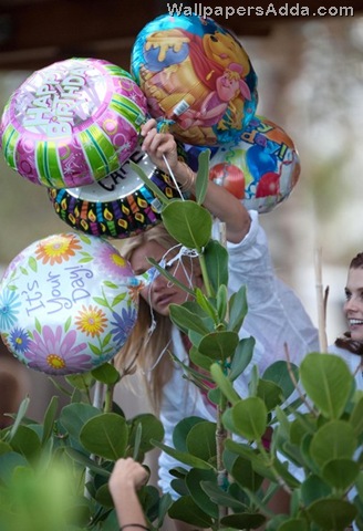 [Cameron+Diaz+Fights+Birthday+Balloons+Poolside+zmTzuMV1kLul[2].jpg]