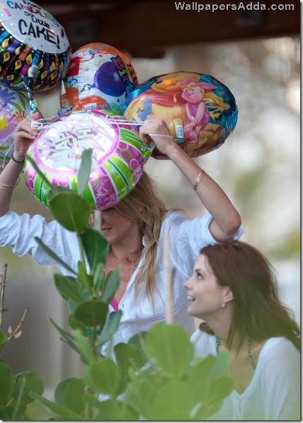 Cameron Diaz Fights Birthday Balloons Poolside RJltBuckI14l