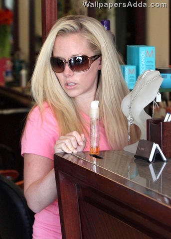 [Kendra+Wilkinson+Getting+Hair+Done+LMG+Salon+v17YX7WPC9_l[2].jpg]