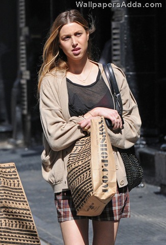 [Whitney+shops+in+Soho+BF7X6ov69mEl[2].jpg]