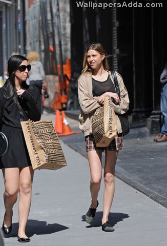 [Whitney+shops+in+Soho+NhYdkm0E_A5l[2].jpg]