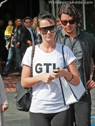[Katy+Perry+Out+Shopping+Fred+Segal+2+ubhwPsB6ahBl[2].jpg]