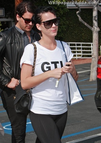 [Katy+Perry+Out+Shopping+Fred+Segal+y67Tl2hIEPHl[2].jpg]