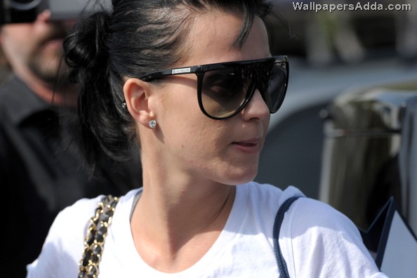 [Katy+Perry+proves+even+pop+stars+bad+skin+F27eDkGs88ql[3].jpg]