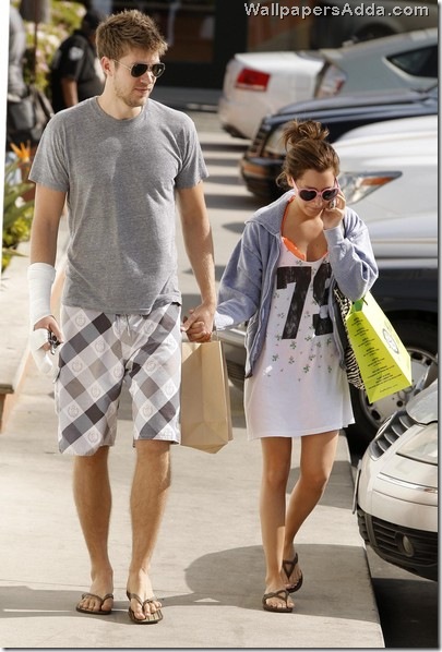 Ashley Tisdale Scott Speer Out Shopping Malibu RtYiYESrBvZl