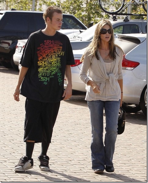 Denise Richards Out Shopping Malibu SJXa-ZTlI3Hl
