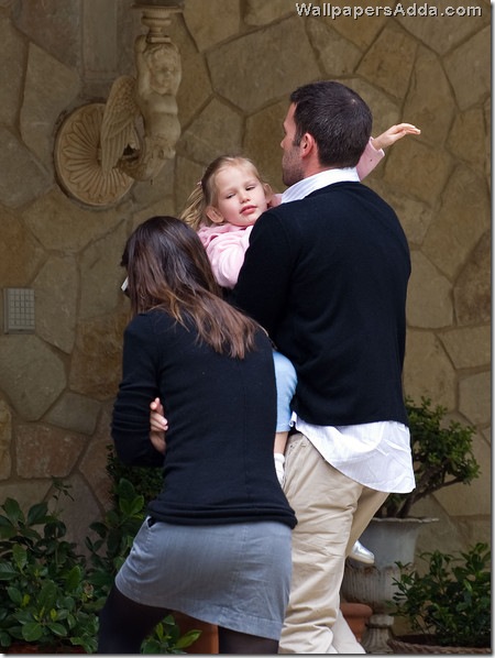 Garner Affleck celebrate Easter H-CXrGDd6d_l