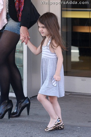 [Katie+Holmes+daughter+Suri+Cruise+spotted+xatxiEzPwhBl[2].jpg]