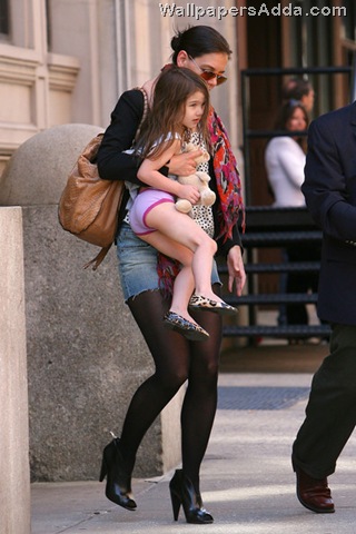 [Suri+Cruise+daughter+Tom+Cruise+Katie+Holmes+DKGT9D6kfkTl[2].jpg]
