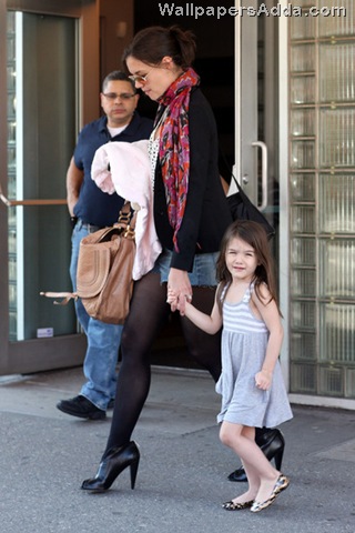 [Katie+Holmes+daughter+Suri+Cruise+spotted+-i9SbHgjQZvl[2].jpg]